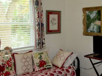 Room, Private Bathroom (Cardinal)