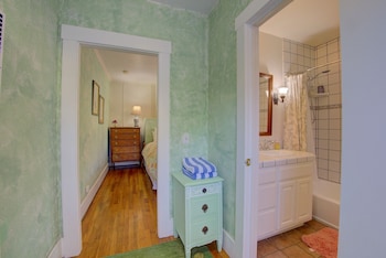 Room, Private Bathroom (Oriole)