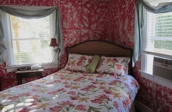 Room, Private Bathroom (Cardinal)