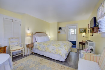Room, Private Bathroom (Mockingbird)