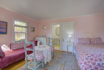 Room, Private Bathroom (Whippoorwill)
