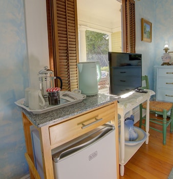 Room, Private Bathroom (Meadowlark)