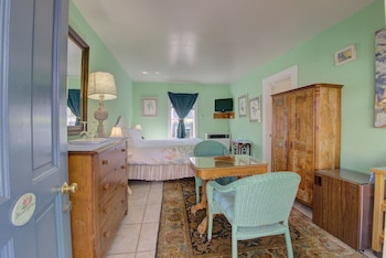 Room, Private Bathroom (Hummingbird)