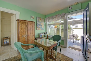 Room, Private Bathroom (Hummingbird)