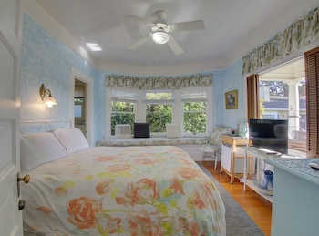 Room, Private Bathroom (Meadowlark)
