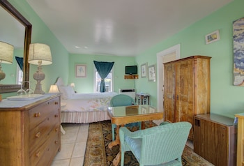 Room, Private Bathroom (Hummingbird)