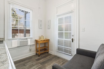 Junior Suite, 1 Queen Bed with Sofa bed, Non Smoking, Private Bathroom (Room 102)