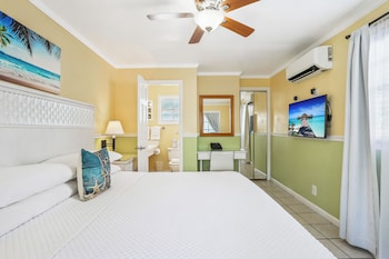 Standard Room, 1 King Bed, Non Smoking, Private Bathroom