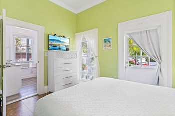 Junior Suite, 1 Queen Bed with Sofa bed, Non Smoking, Private Bathroom (Room 102)