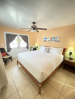 Standard Room, 1 King Bed, Non Smoking, Private Bathroom