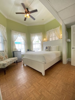 Standard Room, 1 Queen Bed, Non Smoking, Private Bathroom