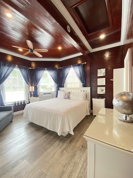 Deluxe King Room (Not Pet Friendly)