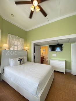 Standard Room, 1 Queen Bed, Non Smoking, Private Bathroom