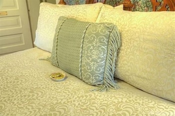 Deluxe Room, 1 Queen Bed, Jetted Tub