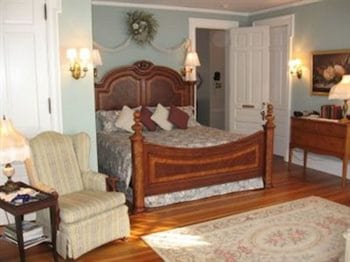 Deluxe Suite, 1 King Bed, Balcony