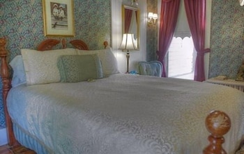 Deluxe Room, 1 Queen Bed, Jetted Tub