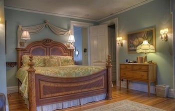 Deluxe Suite, 1 King Bed, Balcony