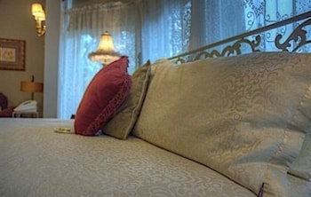 Deluxe Room, 1 King Bed, Jetted Tub