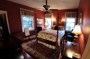Deluxe Room, 1 Queen Bed, Jetted Tub