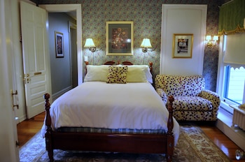 Deluxe Room, 1 Queen Bed, Jetted Tub