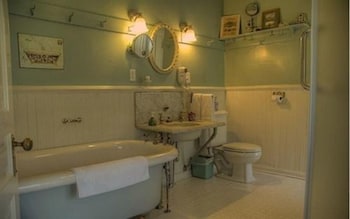 Deluxe Suite, 1 King Bed, Balcony
