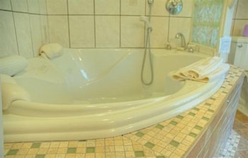 Deluxe Room, 1 King Bed, Jetted Tub