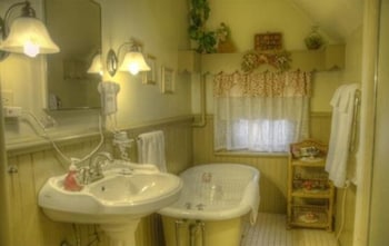 Deluxe Room, 1 King Bed, Fireplace