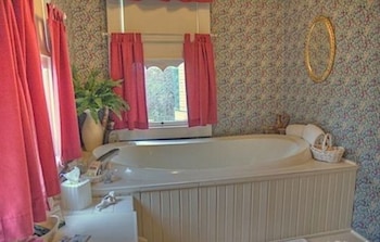 Deluxe Room, 1 Queen Bed, Jetted Tub