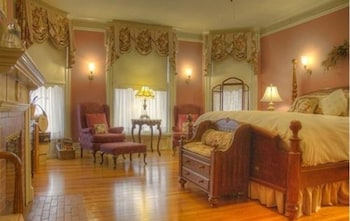 Deluxe Room, 1 King Bed, Fireplace