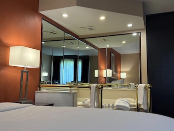 Upgraded, Room, 1 Queen Bed, Non Smoking, Jetted Tub