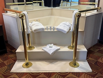 Upgraded, Room, 1 Queen Bed, Non Smoking, Jetted Tub
