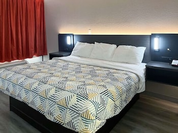 Deluxe Room, 1 King Bed, Non Smoking, Refrigerator & Microwave