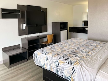 Deluxe Room, 1 King Bed, Non Smoking, Refrigerator & Microwave