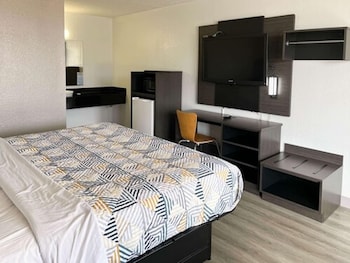 Deluxe Room, 1 King Bed, Non Smoking, Refrigerator & Microwave
