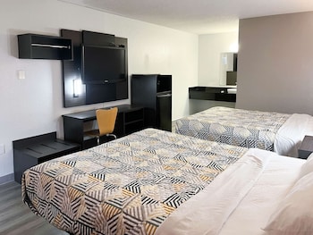 Deluxe Room, 2 Queen Beds, Non Smoking, Refrigerator & Microwave