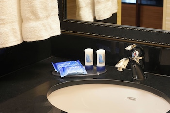Room, 1 King Bed, Hearing Accessible (Roll-in Shower)