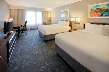 Room, 2 Queen Beds, Accessible Bathtub