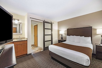 Suite, 2 Bedrooms, Non Smoking (1 King Bed and 1 Queen Bed)