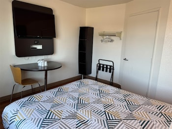Premium Room, 1 Queen Bed, Non Smoking, Refrigerator