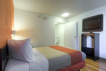 Premium Room, 1 Queen Bed, Non Smoking, Refrigerator
