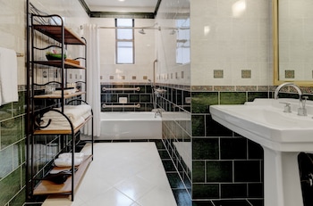 Premium Single Room, 1 King Bed, Accessible