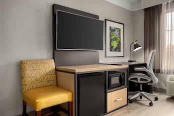 Deluxe Room, 2 Queen Beds, Mobility Accessible, Non Smoking (Hearing Accessible, Tub w/Grab Bars)