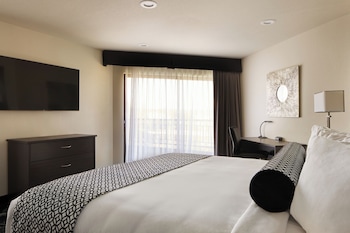 Deluxe Room, 1 King Bed, River View