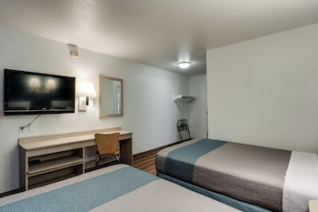 Standard Room, 1 Queen Bed, Non Smoking, Refrigerator & Microwave