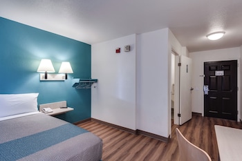 Standard Room, 1 Queen Bed, Non Smoking, Refrigerator & Microwave