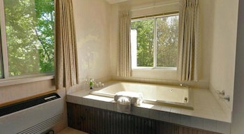 Deluxe Room, 1 King Bed, Jetted Tub
