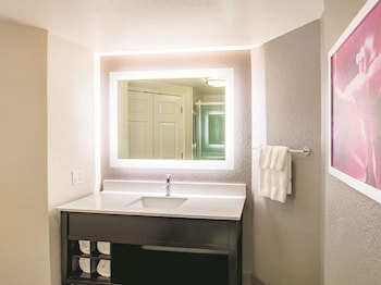 Suite, 1 King Bed, Non Smoking