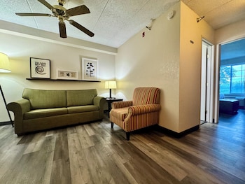 Suite, 1 King Bed, Non Smoking