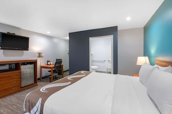 Standard Room, 1 King Bed, Accessible Tub, Non Smoking
