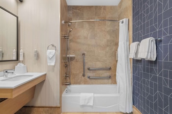 Room, 2 Queen Beds, Accessible, Bathtub (Mobility)